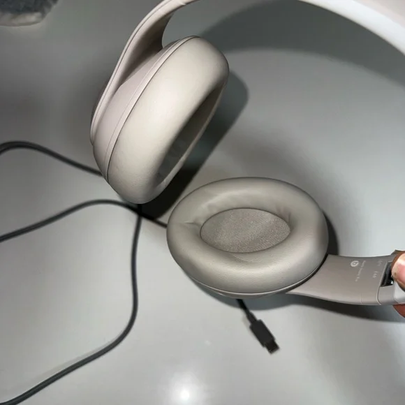 NWOT Beats Studio Pro Bluetooth Wireless Headphones – Sandstone - Picture 4 of 7